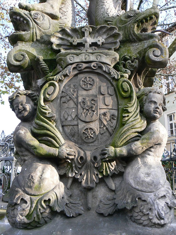 Wappen am Neptun-Brunnen auf dem Grünen Markt in Bamberg