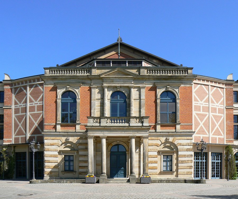Das Richard Wagner Festspielhaus auf dem Grünen Hügel in Bayreuth