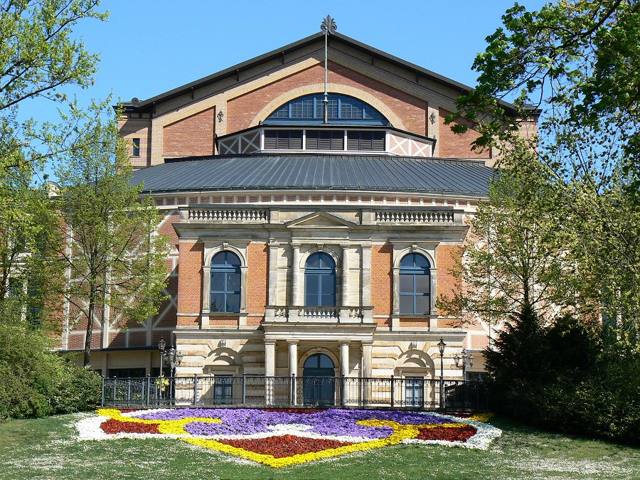 Das Richard Wagner Festspielhaus auf dem Grünen Hügel in Bayreuth
