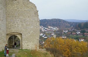 Flossenbürg - Burgruine - Im Hintergrund ein Wachturm des Konzentrationslagers