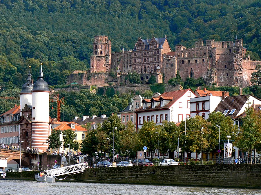 Heidelberg mit dem Brückentor und dem Schloss vom Neckar aus gesehen