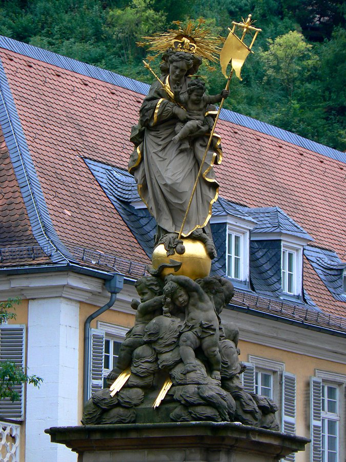 Madonna auf der Barocke Mariensäule in Heidelberg