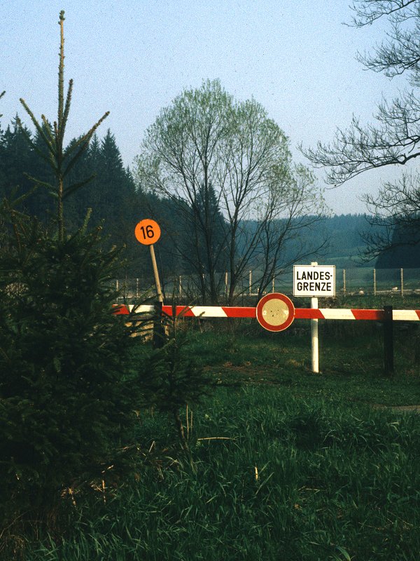 Straßensperre an der Innerdeutschen Grenze zwischen DDR und Bundesrepublik Deutschland