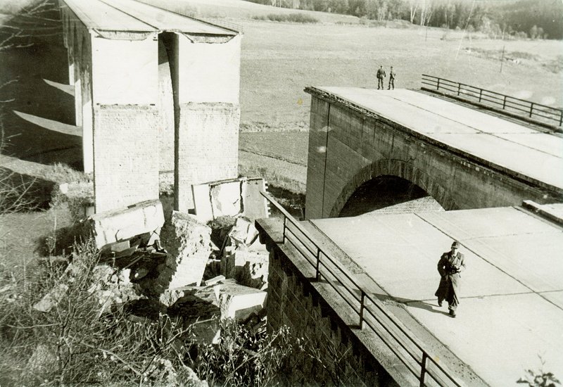 Die gesprengte Autobahnbrücke bei Rudolphstein 1958