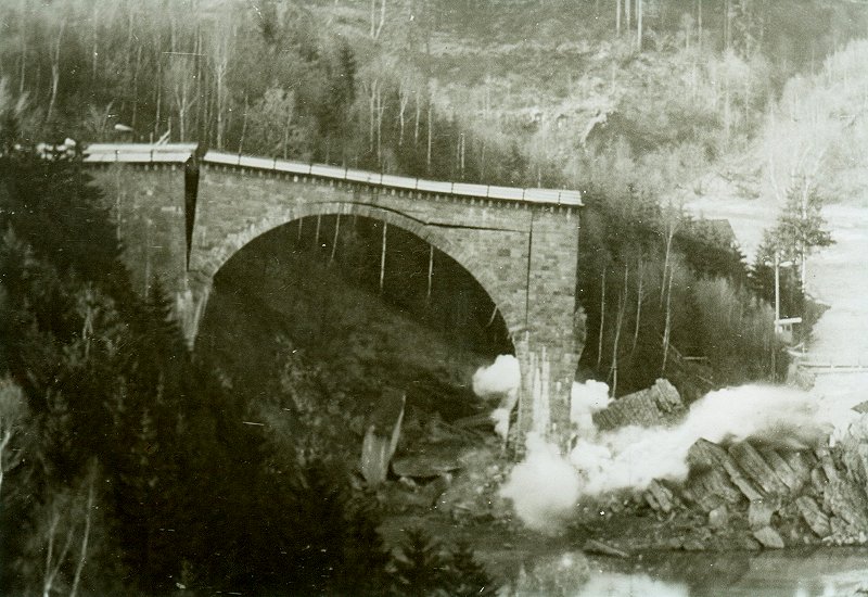 Sprengung des beschädigten Brückenpfeilers