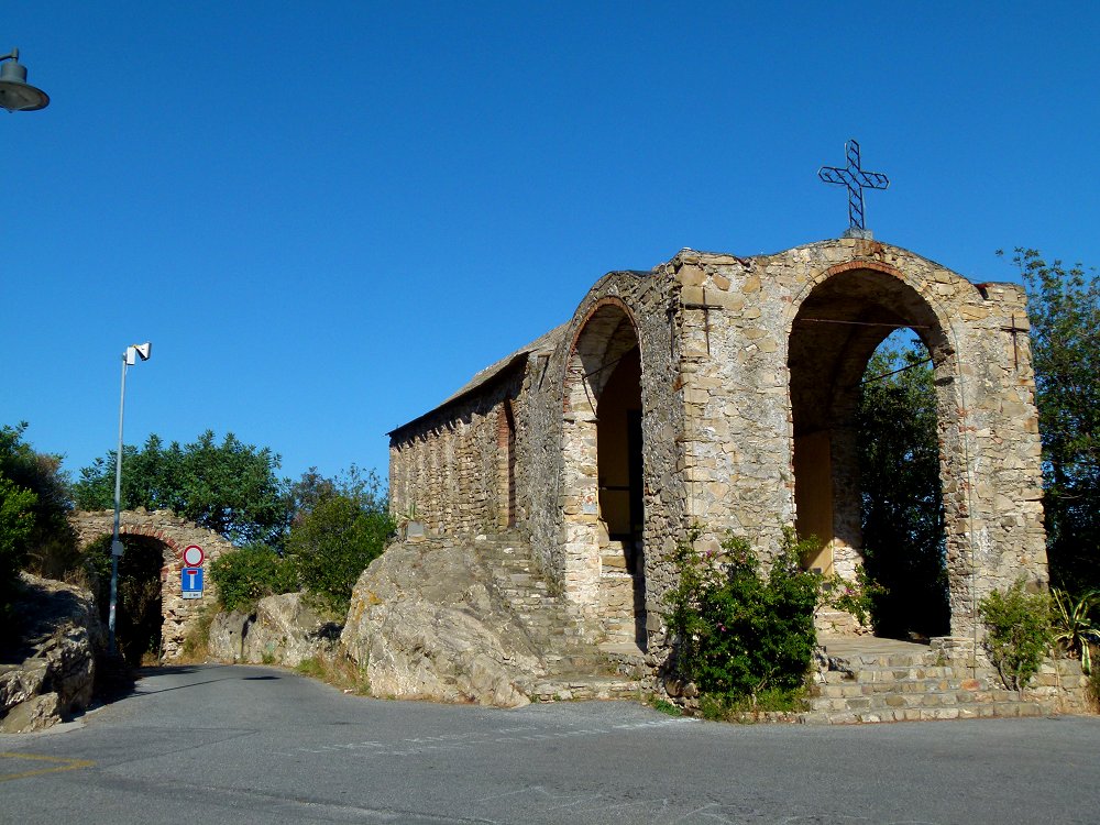 Romanische Kirchenruine über Alassio