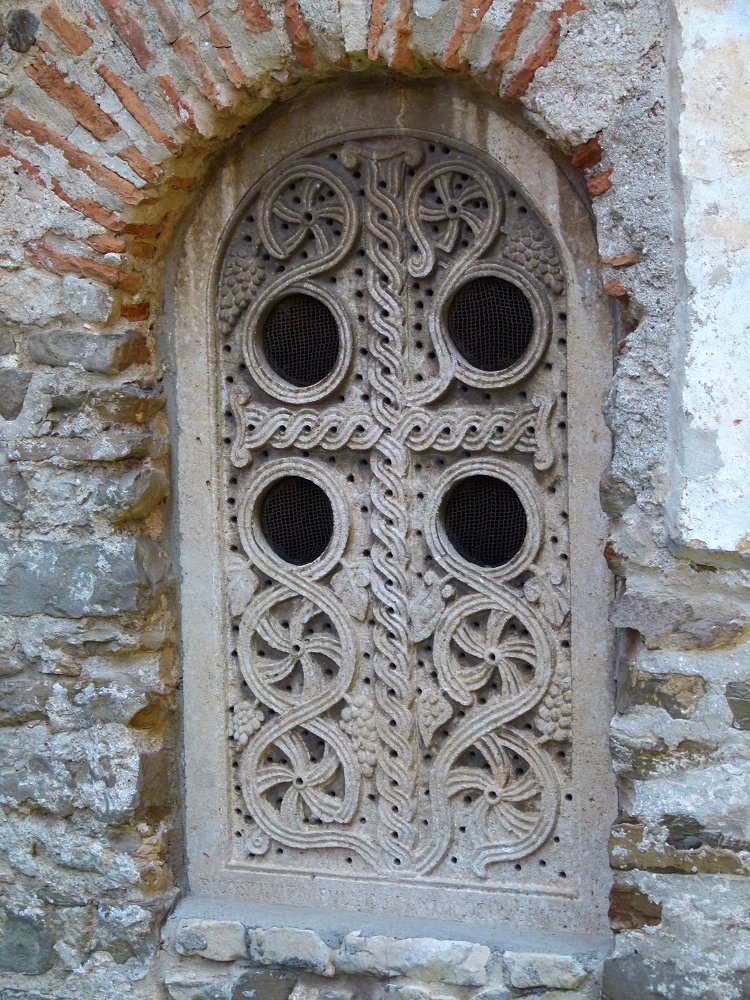Kunstvolles Fenster des Baptisteriums
