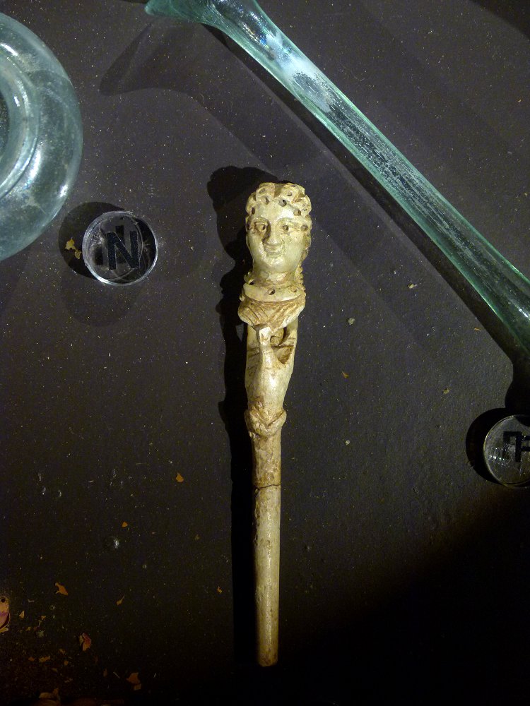 Antike Gebrauchsgegenstände: Nadel aus Knochen