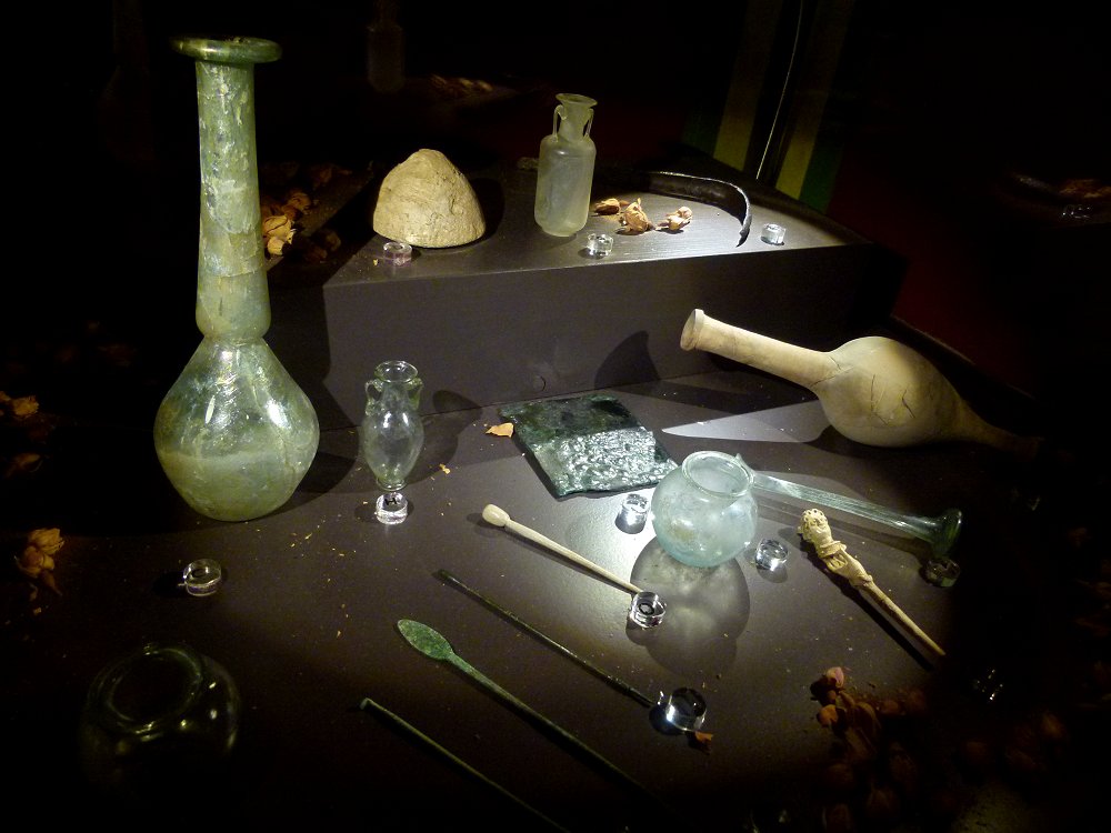 Alltagsgegenstände aus antikem Glas