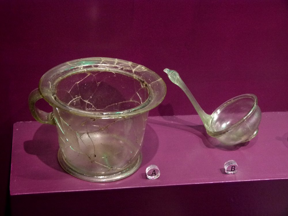 Gebrauchsgegenstände wie Gefäße aus römischem Glas