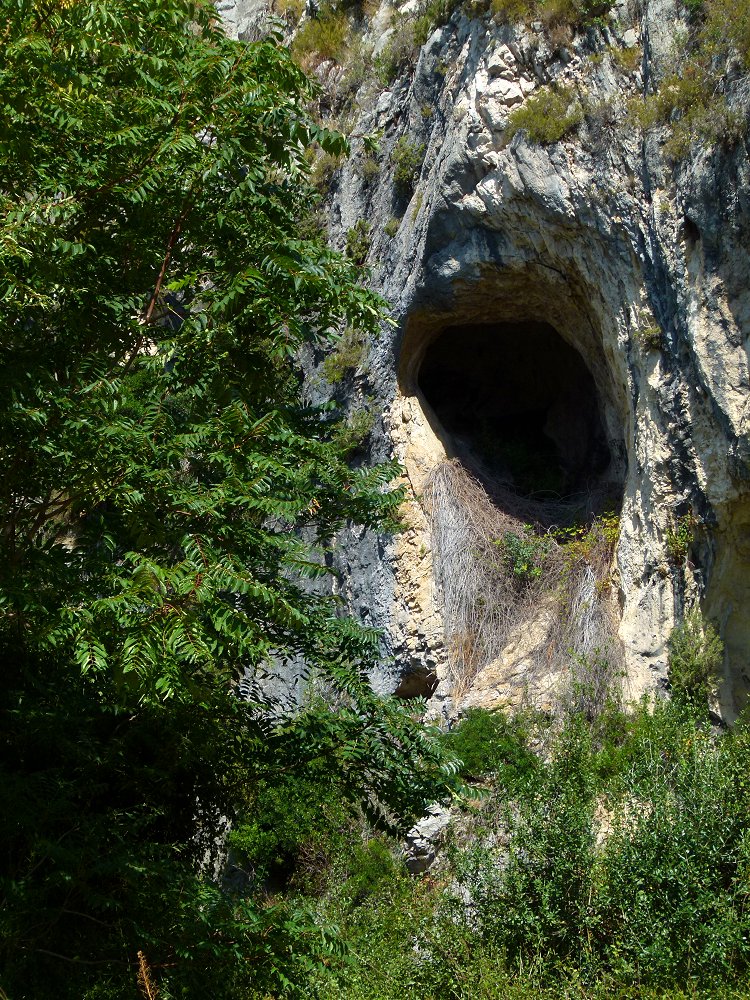Höhlen in den dolomitischen Kalkfelsen