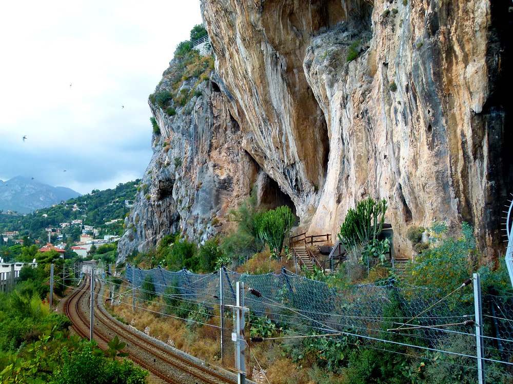 Prähistorische Wohnhöhlen an der Bahnlinie