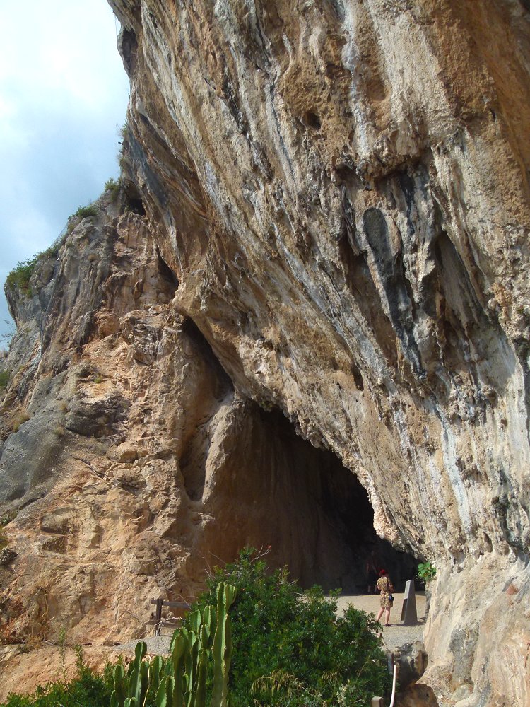 Steinzeitliche Wohnhöhlen
