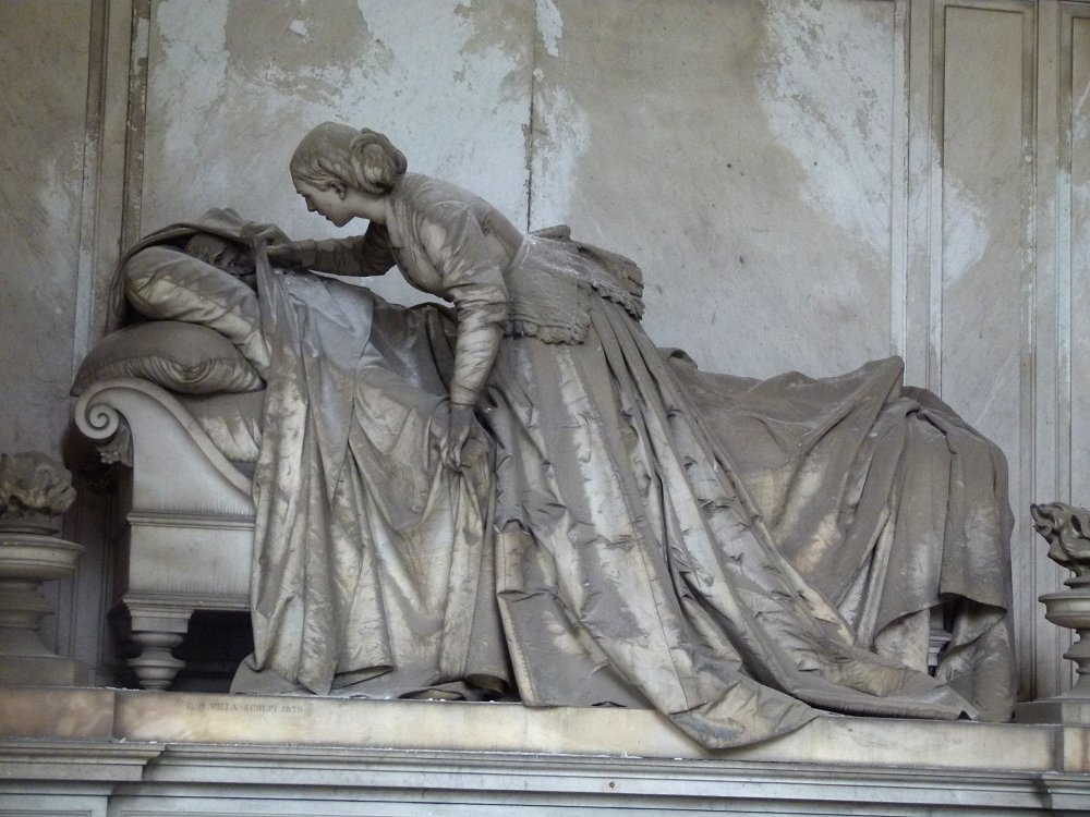 Skulptur einer Hinterbliebenen am Sterbebett
