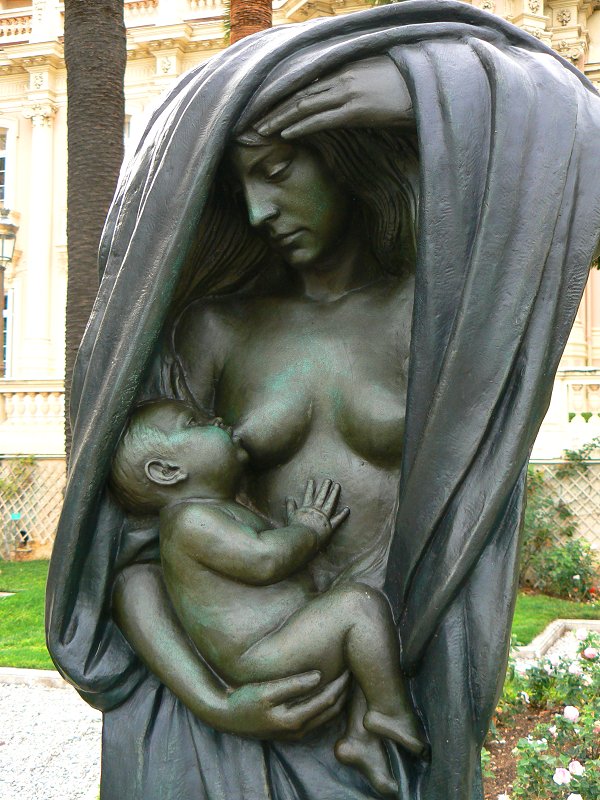 Statue einer stillenden Mutter