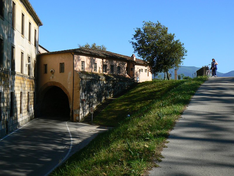 Lucca, Zugang zum Park auf der Stadtbefestigung