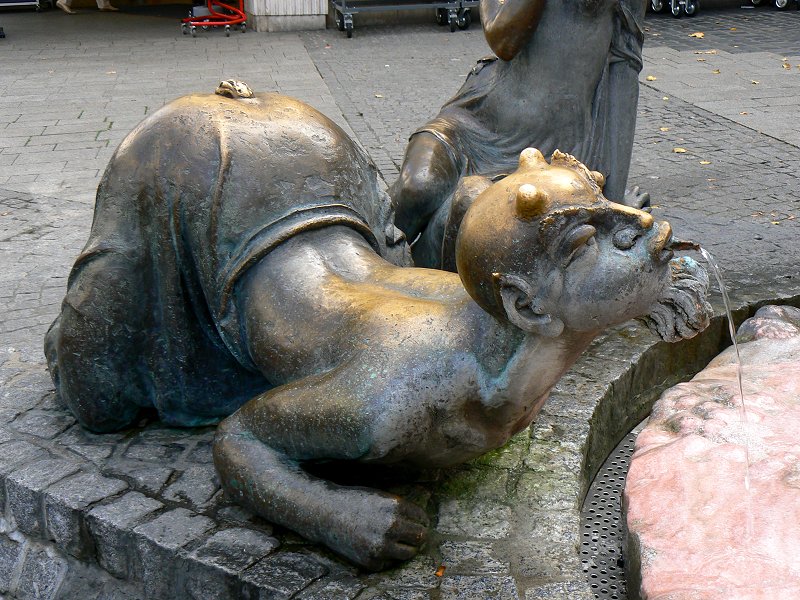 Brunnenfigur in der Würzburger Fußgängerzone