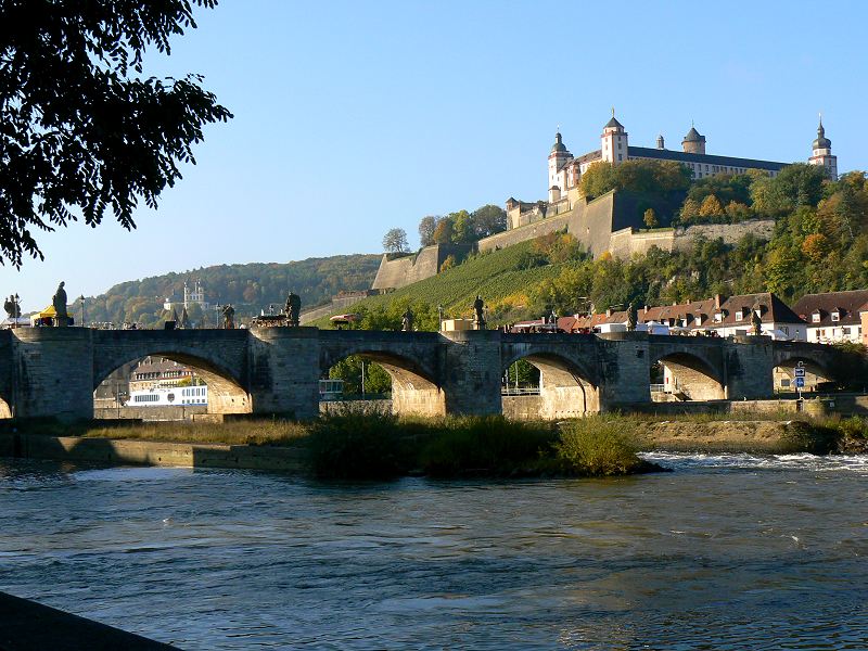 Die Alte Mainbrücke und die Festung Marienberg am Main in Würzburg