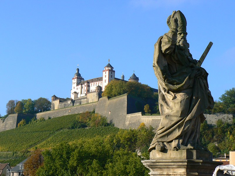 St. Kilian auf der Alten Mainbrücke in Würzburg - Im Hintergrund die Festung Marienberg
