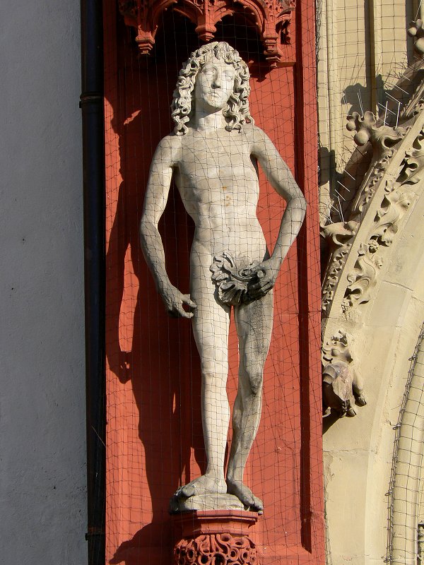 Statue des Adam am Portal der Marienkapelle in Würzburg