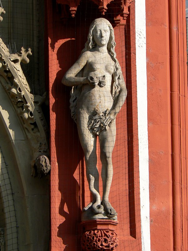 Statue einer nackten Eva am Portal der Marienkapelle in Würzburg