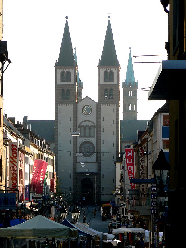 Westfassade des Kiliansdomes in Würzburg