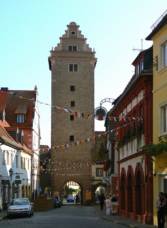 Volkach - Oberes Tor, auch Schwarzacher oder Sommeracher Tor durch den Diebesturm