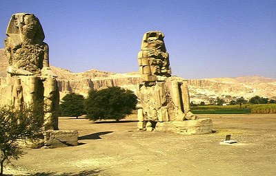 Die Memnon-Kolosse am Eingang zum Tal der Könige
