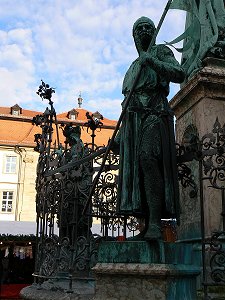 Bronzestatue von König Konrad III. am Maximiliansbrunnen