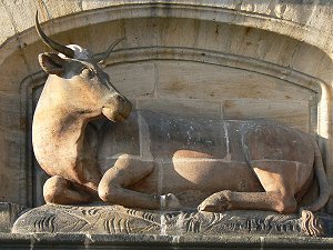Ochse aus Sandstein-Quadern
