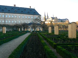 Rosengarten, im Hintergrund die Klosterburg St. Michael