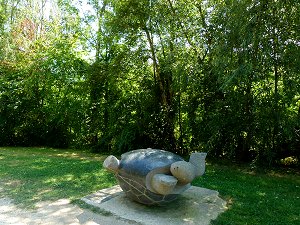Auf dem Rücken liegende Schildkröte als Denkmal für die Tschernobyl-Katastrophe