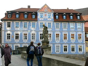 Statue der Kaiserin Kunigunde, im Hintergrund Ämtergebäude