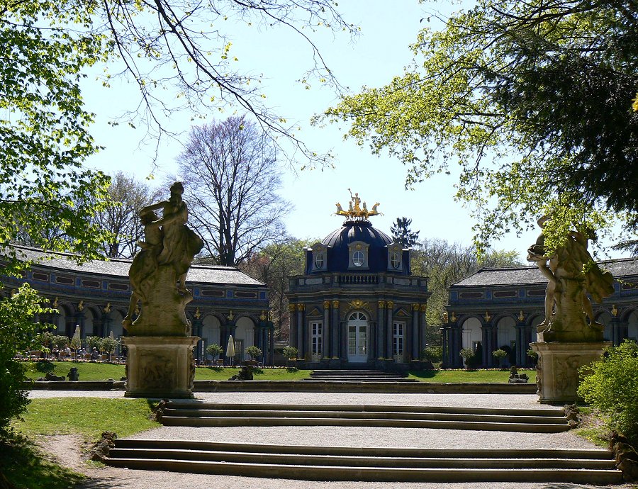Bayreuth: Das Neue Schloss mit Sonnentempel in der Eremitage