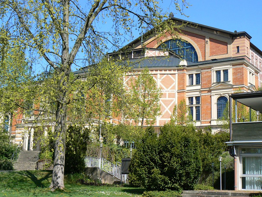 Das Richard Wagner Festspielhaus auf dem Grünen Hügel in Bayreuth