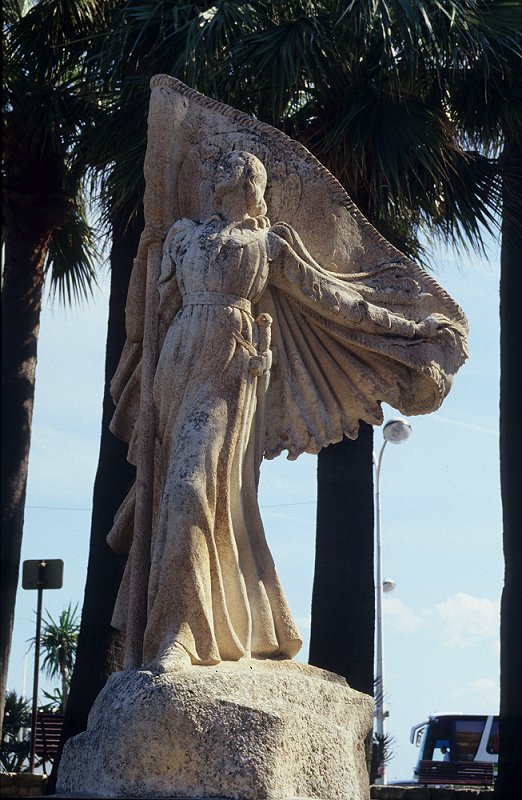 Standbild von Jeanne d'Arc am Hafen von Cannes