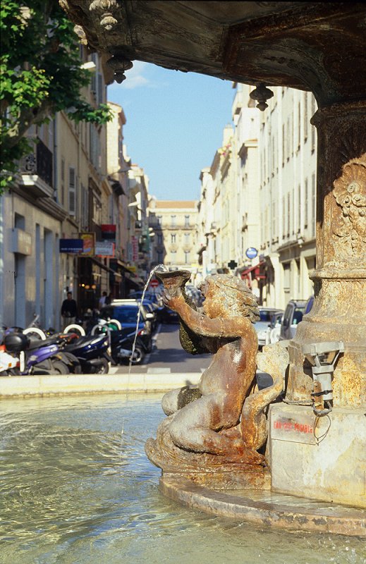 Cannes - Brunnen im Hafenviertel