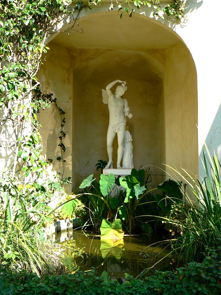 Statue in einer Grotte