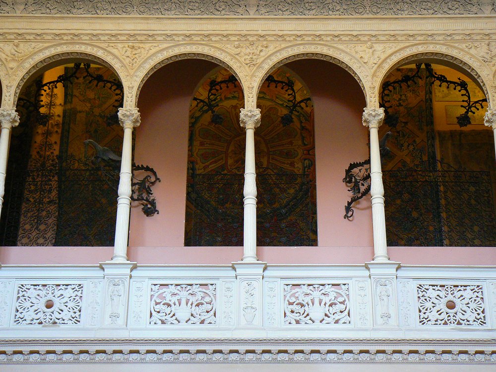 Gewölbebögen im spanisch-maurischen Stil