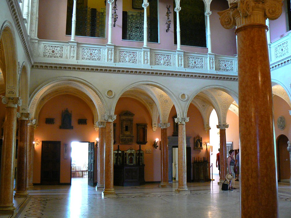 Innenhof mit Gewölbebögen im spanisch-maurischen Stil