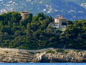 Kirche und Gefängnisturm auf Cap Ferrat