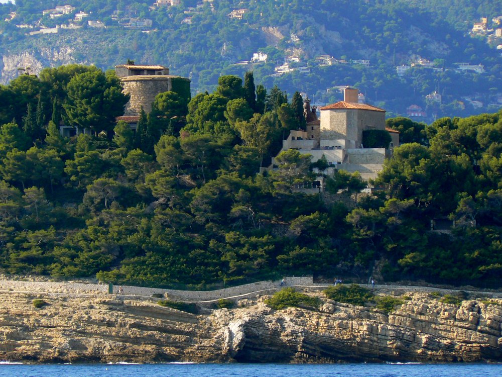 Gefangenenturm und Kirche an der Cote d'Azur
