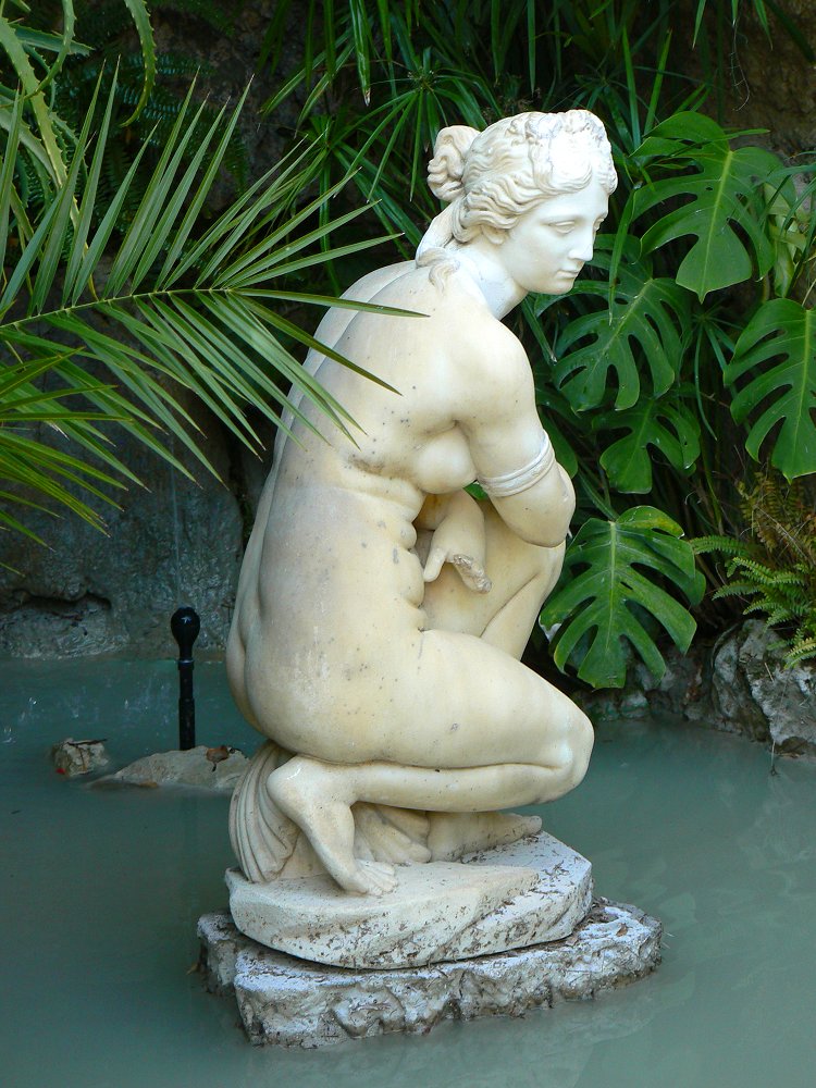 Statue einer nackten Frau