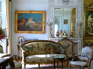Prunkvolle historische Möbel