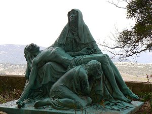 Statue vor dem Heiligtum (Pietà oder Vesperbild)