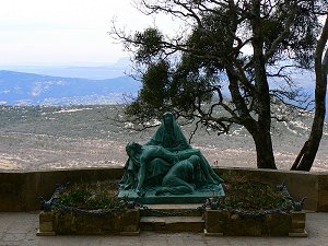 Statue und Aussicht auf die Provence