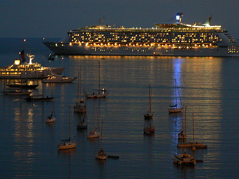 Kreuzfahrtschiff im Hafen von Villefranche-sur-Mer