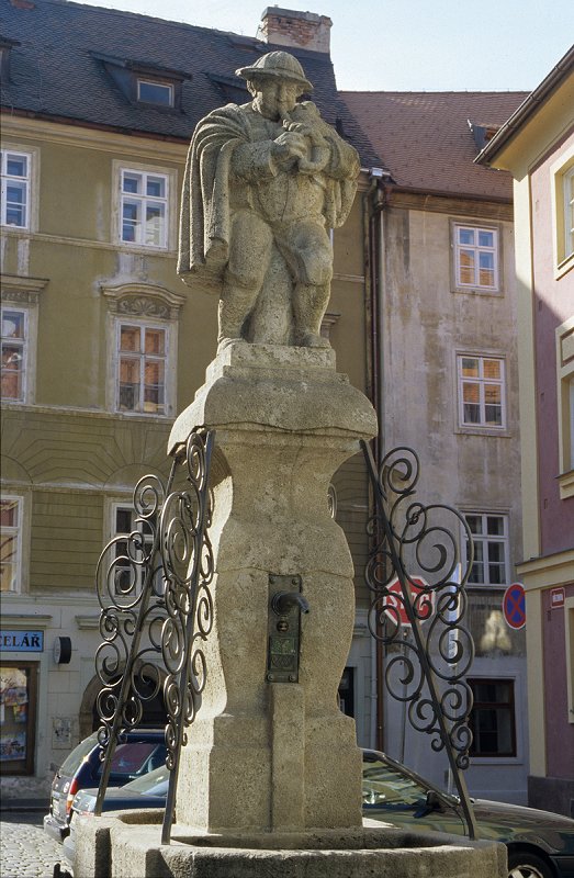 Eger (Cheb): Dudelsackspieler als Brunnenfigur