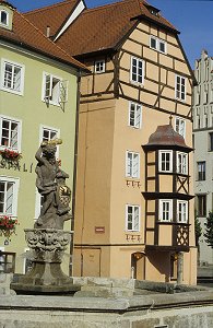Egerer Marktplatz - Herkules-Brunnen, Stadtwappen