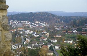 Flossenbürg - Burgruine - Im Hintergrund ein Wachturm des Konzentrationslagers